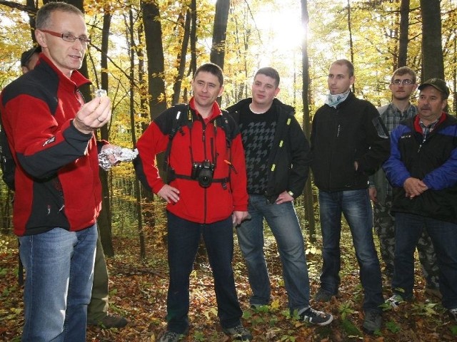 Andrzej Kasza ze Speleoklubu Świętokrzyskiego mówi o górnictwie ołowiu na "Górze Miejskiej". Drugi z prawej Grzegorz Pabian.