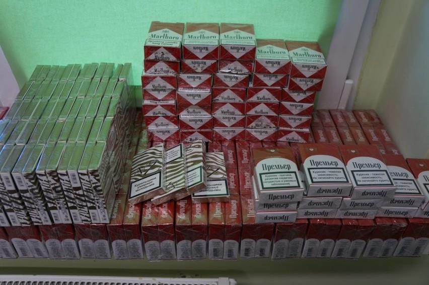 Bytom: Policjanci i celnicy przejęli 100 tys. sztuk papierosów