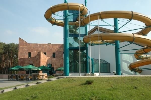 Basen w Kozienicach wyposażony jest w długą na ponad 100 metrów zjeżdżalnię.