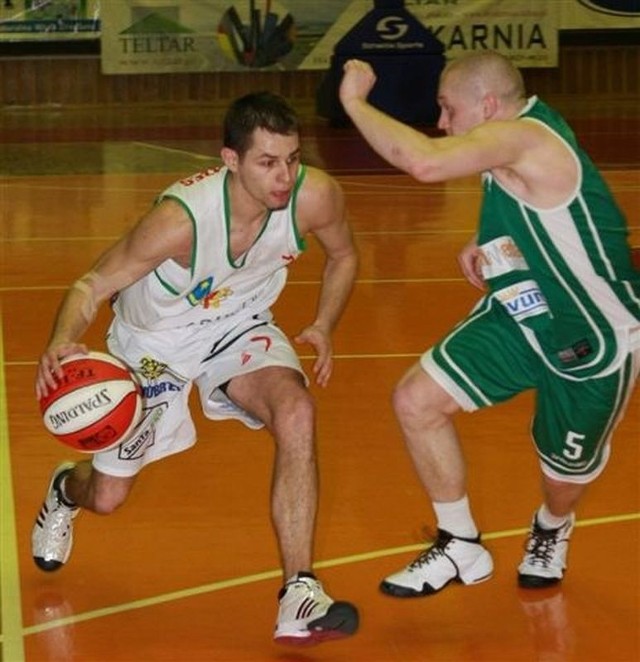 Koszykarze Siarki Tarnobrzeg (z piłką Michał Baran) pewnie pokonali beniaminka z Kalisza.