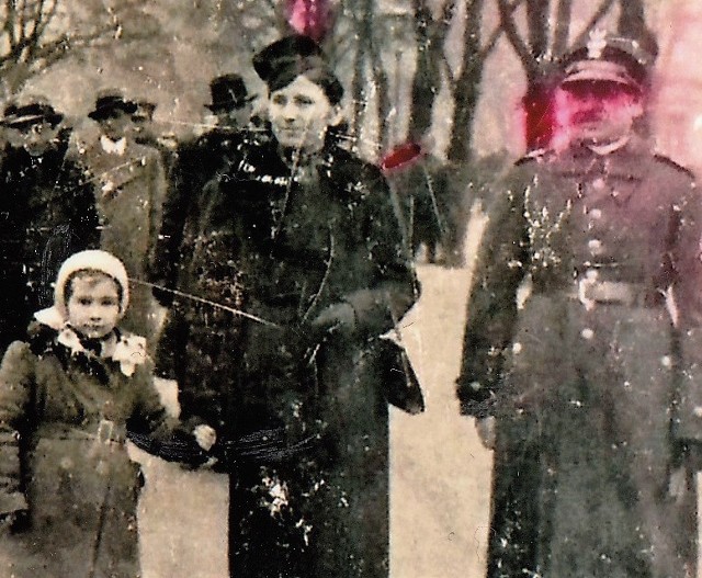 Ja z rodzicami, tatą i mamą Weroniką, na ulicy Piastowskiej, gdzie mieszkaliśmy przed wojną. Zdjęcie wykonano ok. 1938 r.