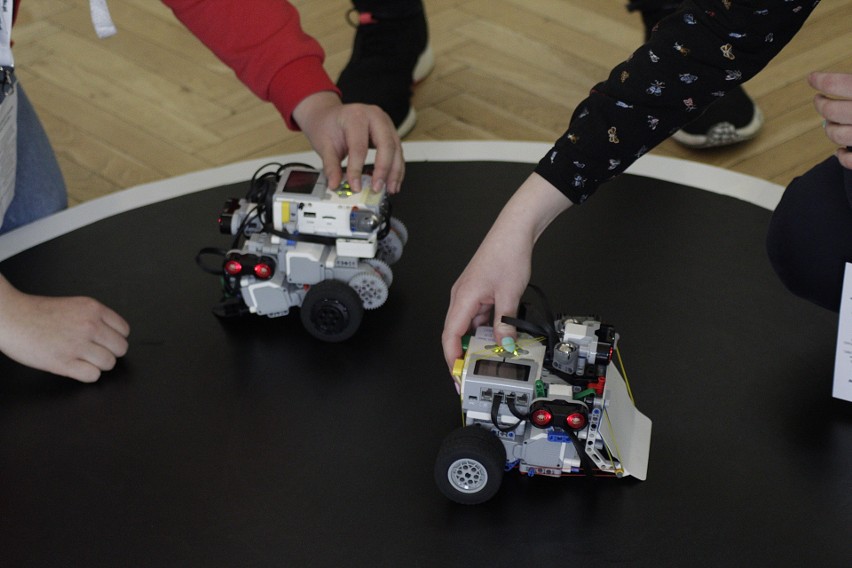 Roboty i ich konstruktorzy rywalizowali w słupskim Elektryku (zdjęcia)