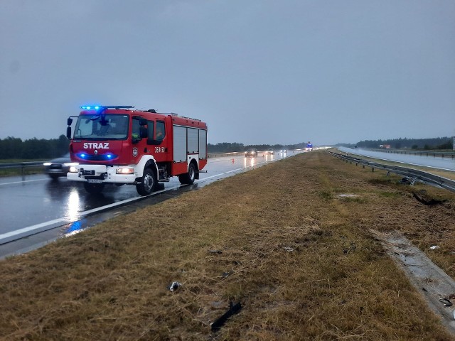 Na A4 pomiędzy Tarnowem a Dębicą często dochodzi do niebezpiecznych zdarzeń drogowych, kiedy tylko pada deszcz. Strażacy  mają tu sporo pracy