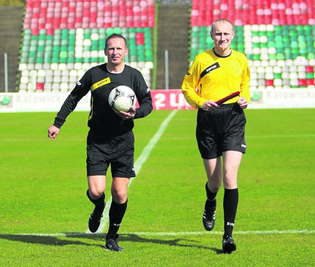 Autor tekstu (z prawej) spotkał się z Michałem Zającem na Stadionie Ludowym. Początkujący sędzia o bieganiu z gwizdkiem na takim obiekcie może tylko pomarzyć. Sędziuje zwykle mecze drużyn młodzieżowych