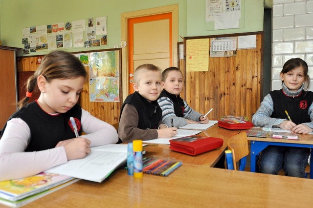 W Szkole Podstawowej w Dąbrówkach uczy się zaledwie siedmioro dzieci. Dlatego wasilkowscy radni podjęli decyzję o jej likwidacji. Dalsze utrzymanie placówki jest - według radnych - zbyt kosztowne. Od września uczniowie będą dowożeni do podstawówki w pobliskim Wasilkowie.