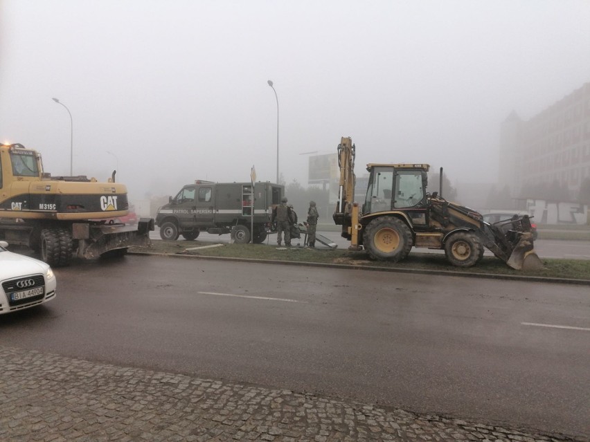 Białystok. Niewybuch na Nowym Mieście. Podczas prac drogowych przy ul. Żeromskiego natrafiono na pocisk artyleryjski [ZDJĘCIA]