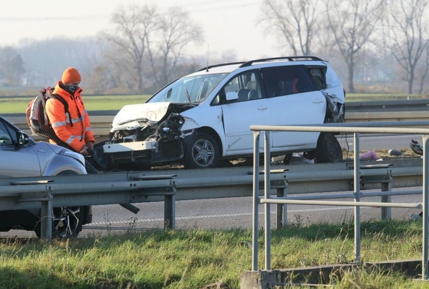 Karambol na A4 koło Wrocławia. 3 osoby zostały ranne, lądował śmigłowiec ratunkowy [ZDJĘCIA]