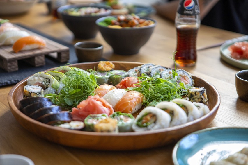 Sushi na sylwestrowy stół zamiast tradycyjnych przekąsek. Ile kosztują w Łodzi gotowe zestawy? CENNIK