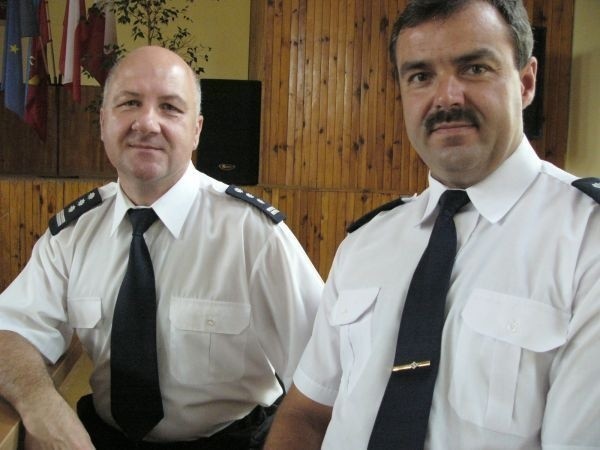 Komendant Leszek Zmarzły (z lewej) i jego zastępca Jerzy...
