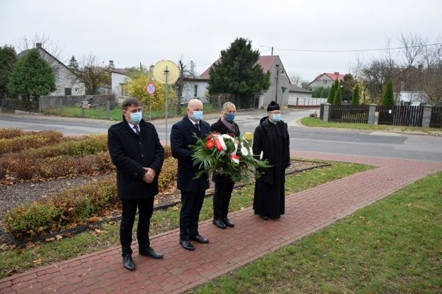 Kwiaty w miejscach pamięci składają, od lewej: wiceprzewodniczący Rady Miejskiej Zbigniew Głogowski, burmistrz Andrzej Tuz, przewodnicząca Rady Miejskiej Katarzyna Skuza i ksiądz Ryszard Piwowarczyk.