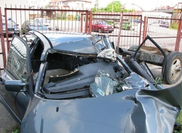Kierowca passata i jego dwie pasażerki z ogólnymi obrażeniami ciała trafili do szpitala.