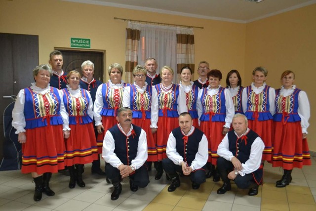 Zespół śpiewaczy „Swojaki” ze Strawczyna zyskał dzięki „Odnowie Wsi Świętokrzyskiej” nowe stroje.