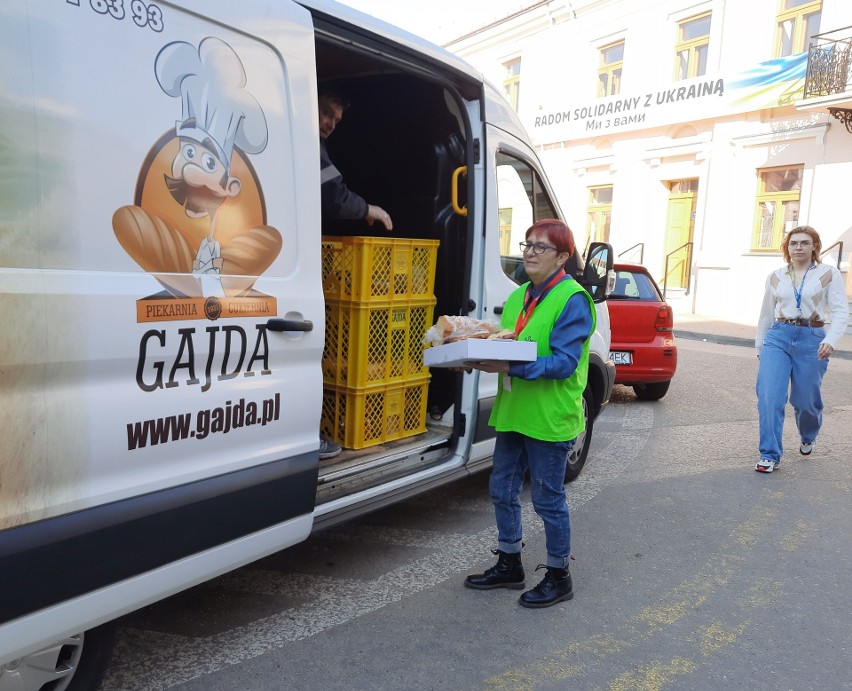 Radomianie pomagają uchodźcom z Ukrainy. W Kamienicy Deskurów widać niesłabnący zapał darczyńców