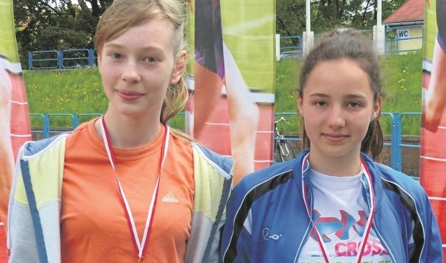 Wiktoria Gromada (z prawej) z Sandomierza zdobyła złoty medal w skoku wzwyż. "Srebro" wywalczyła Karolina Malec. 