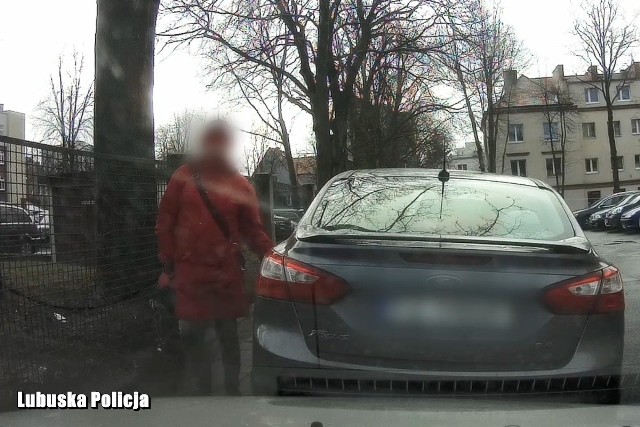 Kobiecie przeszkadzały źle zaparkowane auta