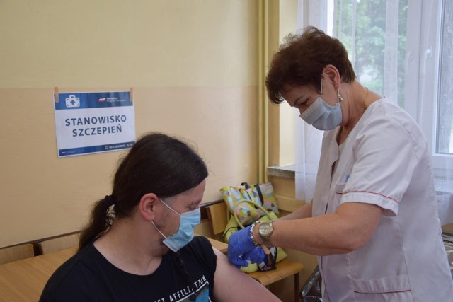 Sondaż: Coraz mniej Polaków deklaruje chęć przyjęcia szczepionki na koronawirusa