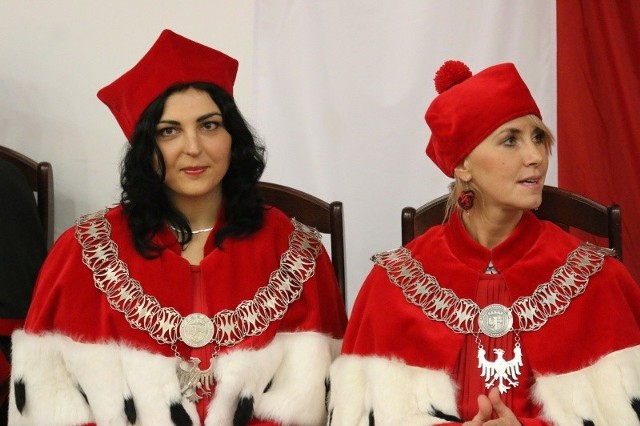 Dr Krystyna Brzozowska i dr n. med. Magdalena Golachowska-Poleszczuk podczas inauguracji roku akademickiego.