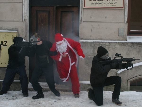 Wartka akcja, strzelaniny, porwania i akcja antyterrorystów odbijających jeńca rąk talibów. A to wszystko to tylko sen św. Mikołaja. Taki film kręcą właśnie uczniowie z Jarosławia.