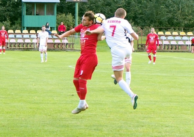 Orzeł Przeworsk (czerwone stroje) wyeliminował z Pucharu Polski KS Wiązownica.