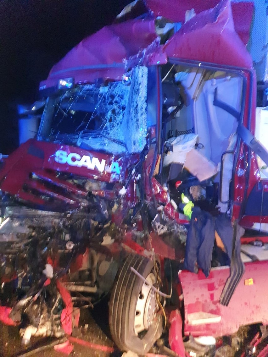 W Skarżysku na "siódemce" zderzyły się dwie ciężarówki. Jeden z kierowców w ciężkim stanie