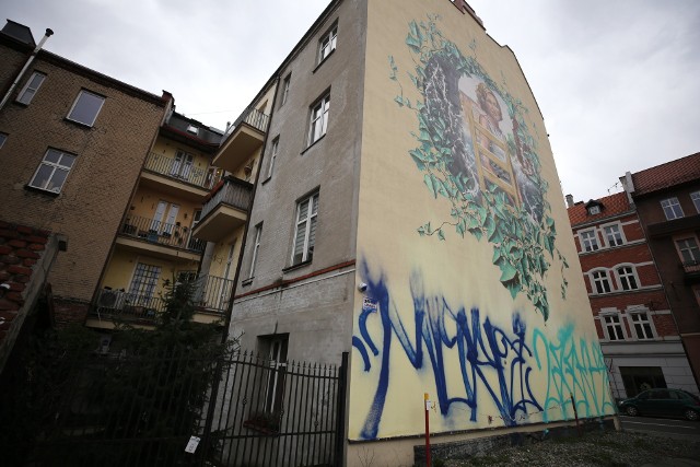 Mural poświęcony Krystynie Bochenek w Katowicach został zniszczony. Zobacz kolejne zdjęcia >>>