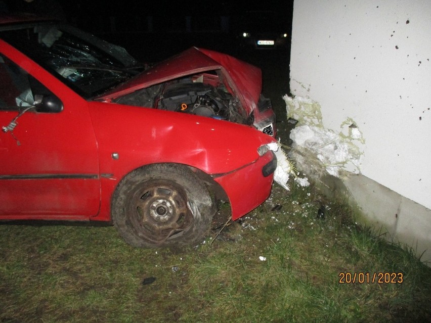Wypadek w Biernatach. Kierowca seata najpierw uderzył w audi, a następnie skasował ogrodzenie i zatrzymał się na ścianie domu. 20.01.2023