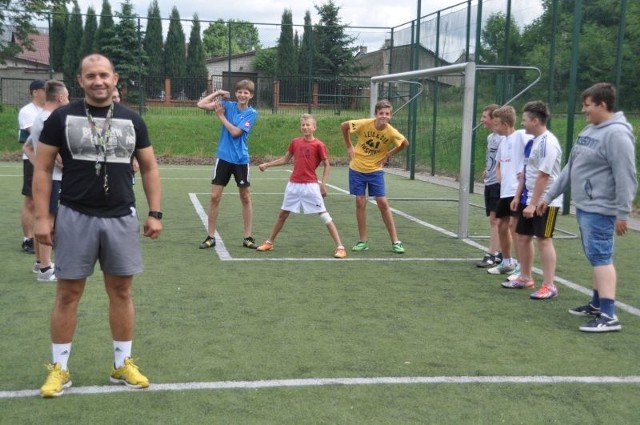 Paweł Surdy na szkolnym boisku, wśród uczniów Publicznego Gimnazjum numer 2 w Szydłowcu. Belfer Roku 2014/2015 w powiecie ma świetny kontakt z młodzieżą - w szkole i klubie sportowym.