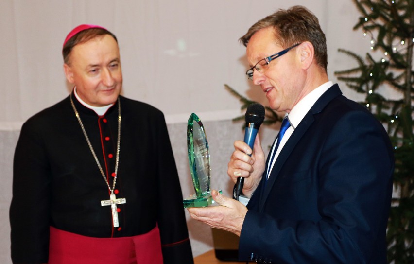 Biskup tarnowski Andrzej Jeż Przyjacielem Beskidu Sądeckiego. Wzruszony dziękował za tytuł i statuetkę