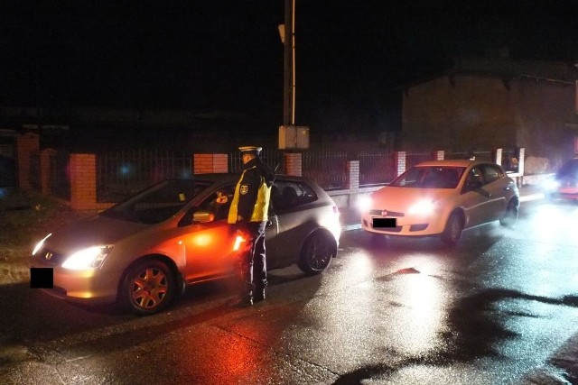 Koszalińscy policjanci w ciągu ostatniego ze świątecznych weekendów zatrzymali na naszych drogach kolejnych 12 osób, które wykazały się brakiem wyobraźni kierując pojazdami w stanie nietrzeźwości. Okres wolnych dni zakończył się niestety dziś rano wypadkiem na krajowej "11&#8221;, w którym trzy osoby trafiły do szpitala.