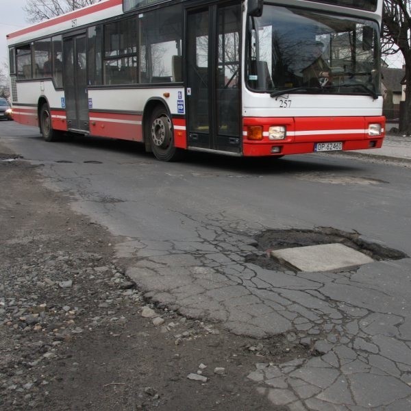 Ulica Wiejska jest pełna dziur i głębokich wyrw w nawierzchni jezdni.