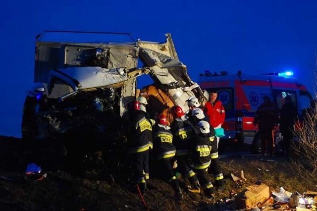 Jak informuje Jacek Kulita, oficer prasowy Komendy Powiatowej Policji w Sandomierzu, z niewyjaśnionych dotąd przyczyn 22-latek, mieszkaniec powiatu dębickiego zjechał na przeciwny pas ruchu i zderzył się czołowo z jadącą od strony Tarnobrzega ciężarówką man, kierowaną przez 56-letniego mieszkańca powiatu mieleckiego.- Jest za wcześnie, aby mówić o dokładniejszych przyczynach &#8211; stwierdza policjant. 