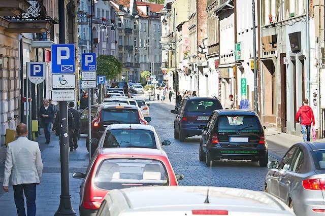 Kupcy Z ulicy Dworcowej uważają, że ulica jest nieprawidłowo oznakowana, a strażnicy miejscy nie mieli prawa założyć blokad na koła aut.