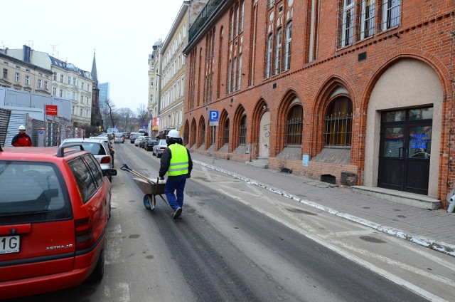 Warunki w szpitalu dziecięcym przy ul. Krysiewicza są bardzo trudne - brakuje miejsca, placówka pęka w szwach. O budowie nowej mówi się od lat. Samorząd obiecuje, że to kwestia jeszcze 3-4 lat