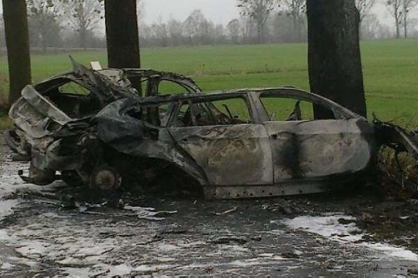 BMW spłonęło doszczętnie.