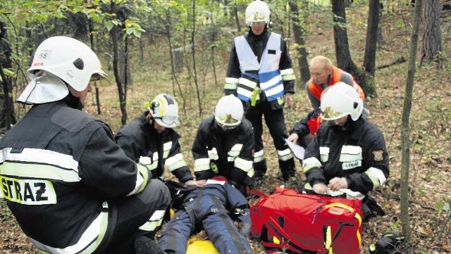 W Puszczy Niepołomickiej "ratowano" pilarza, ktory uległ wypadkowi podczas pracy na wysokości