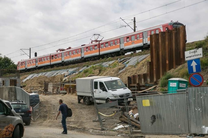 Kraków. Kolejarze instalują nowe tory, więc pociągi znów nie kursują