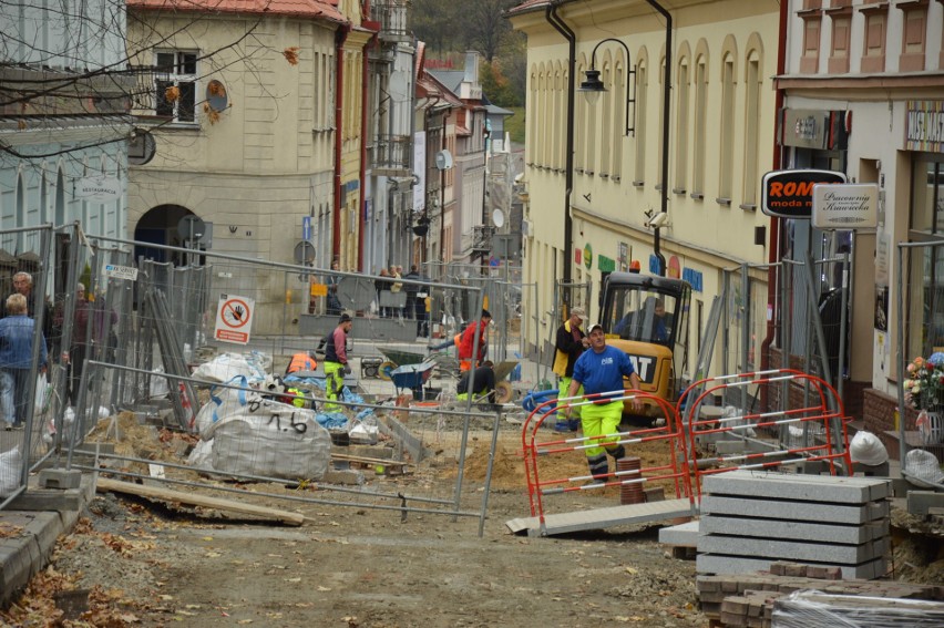 Bochnia. Rynek w Bochni jak pobojowisko, ale widać już fragmenty nowej nawierzchni [ZDJĘCIA]