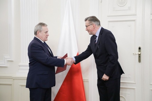 Dr Janusz Trupinda (z prawej) przyjmuje powołanie z rąk ministra Piotra Glińskiego