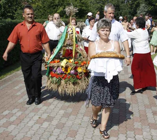 Dożynki na "Miedziance" rozpoczęły się od wniesienia wieńca dożynkowego