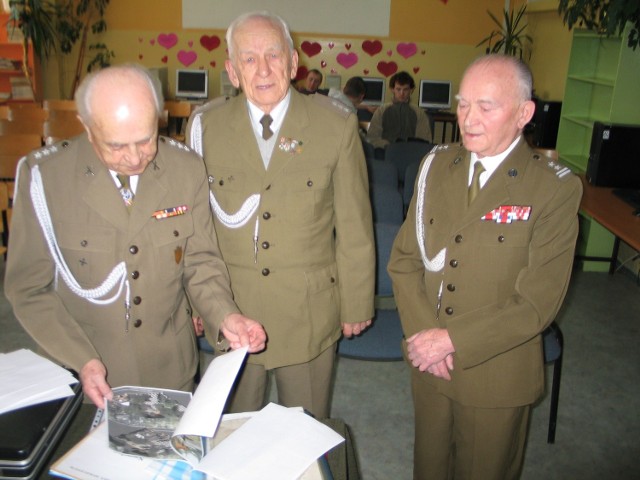 Z młodzieżą spotkali się od prawej Józef Dąbrowski, Mieczysław Szewc i Józef Marczewski ze Związku Byłych Żołnierzy Zawodowych i Oficerów Wojska Polskiego w Tarnobrzegu.