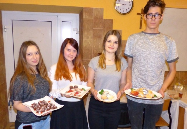 Weronika, Dżesika, Ania i Andrzej - oni  wyczarowali supepotrawy na konkurs „Kulinarny przysmak 50-lecia”  w  buskim „ekonomiku”.