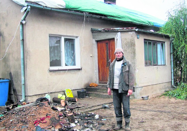 Słuszewo. Dzięki pomocy sąsiadów odbudują dachZbigniew Głowacki mówi, że chciałby jeszcze przed zimą odbudować dach na swoim domu