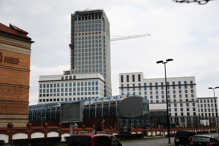 Kraków. Szkieletor zmienił się w Unity Tower. Ze względu na koronawirusa wprowadzono specjalne środki bezpieczeństwa [ZDJĘCIA]