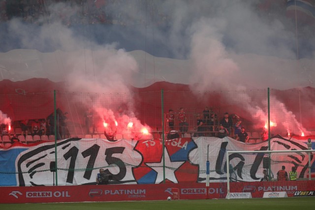 Ponad 16 tysięcy kibiców pojawiło się na stadionie im. Henryka Reymana na obchodach 115-lecia Wisły Kraków. Biała Gwiazda rozegrała z tej okazji sparing z włoskim Napoli, nie zabrakło też atrakcji poza stadionem. Nie zawiedli też kibice, którzy głośno dopingowali i zaprezentowali efektowną oprawę.Do kolejnych zdjęć przejdziesz za pomocą strzałek lub gestów na telefonie.