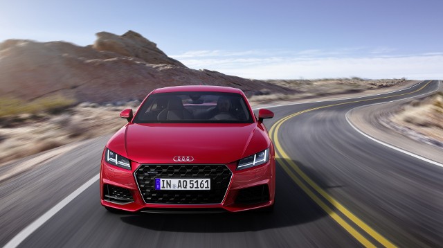 Audi TT Dwadzieścia lat po premierze pierwszej serii modelu TT, jego trzecia generacja przechodzi kompleksowe odświeżenie. Ikona stylistyki otrzymuje nowy, sportowy i bardziej wyrafinowany wygląd zewnętrzny, silniki o zwiększonej mocy i rozszerzone wyposażenie. Fot. Audi