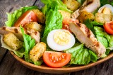 Najlepsze sałatki wielkanocne. 4 przepisy na pyszne sałatki na Wielkanoc – z jajkami, kurczakiem, tuńczykiem i w wersji wege