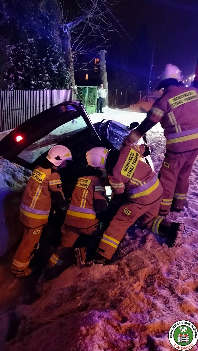 Zdarzenie drogowe w Tworogu. BMW wylądowało w rowie.