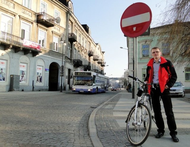 - Jezdnia na tym odcinku ulicy Traugutta jest wystarczająco szeroka, żeby wydzielić na niej kontrapas rowerowy &#8211; przekonuje Sebastian Pawłowski, kanclerz Bractwa Rowerowego w Radomiu.