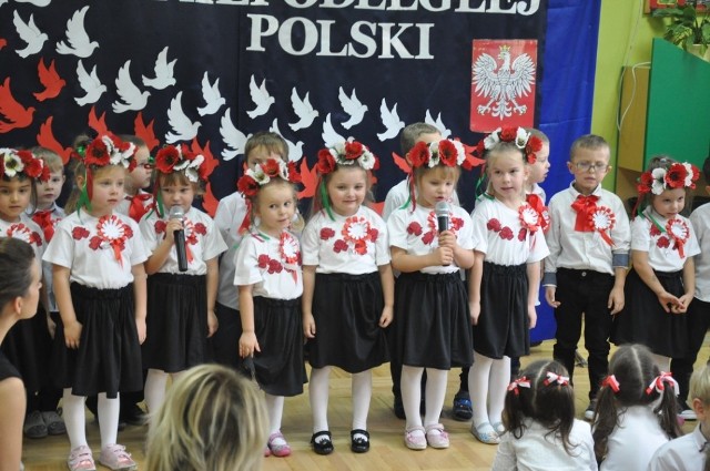 W Przedszkolu Publicznym w Połańcu niezapomniana, uroczysta, pełna patosu i patriotyzmu akademia upamiętniająca 100. rocznicę odzyskania przez Polskę niepodległości.