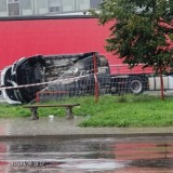 Nowy Sącz. Wypadek na ul. Jana Pawła II. Auto osobowe przebiło ogrodzenie i zatrzymało się na ciężarówce [ZDJĘCIA]